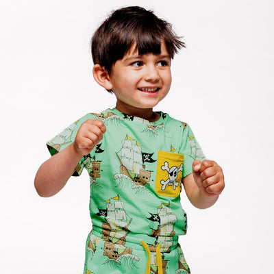 T-shirt mit Piratenschiffen