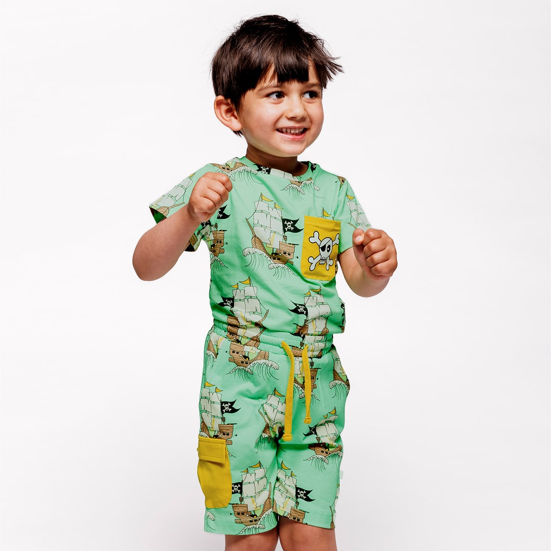 Shorts mit Piratenschiffen