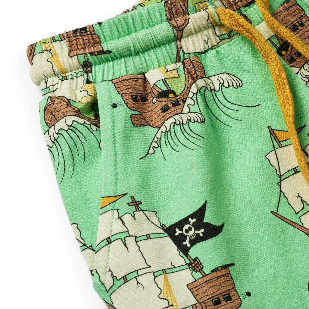 Shorts mit Piratenschiffen