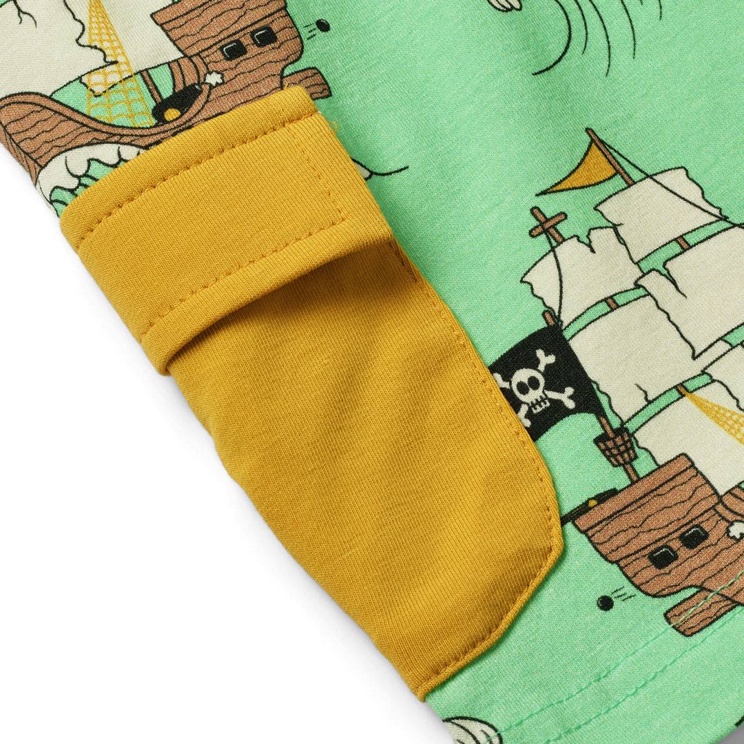 Shorts mit Piratenschiffen
