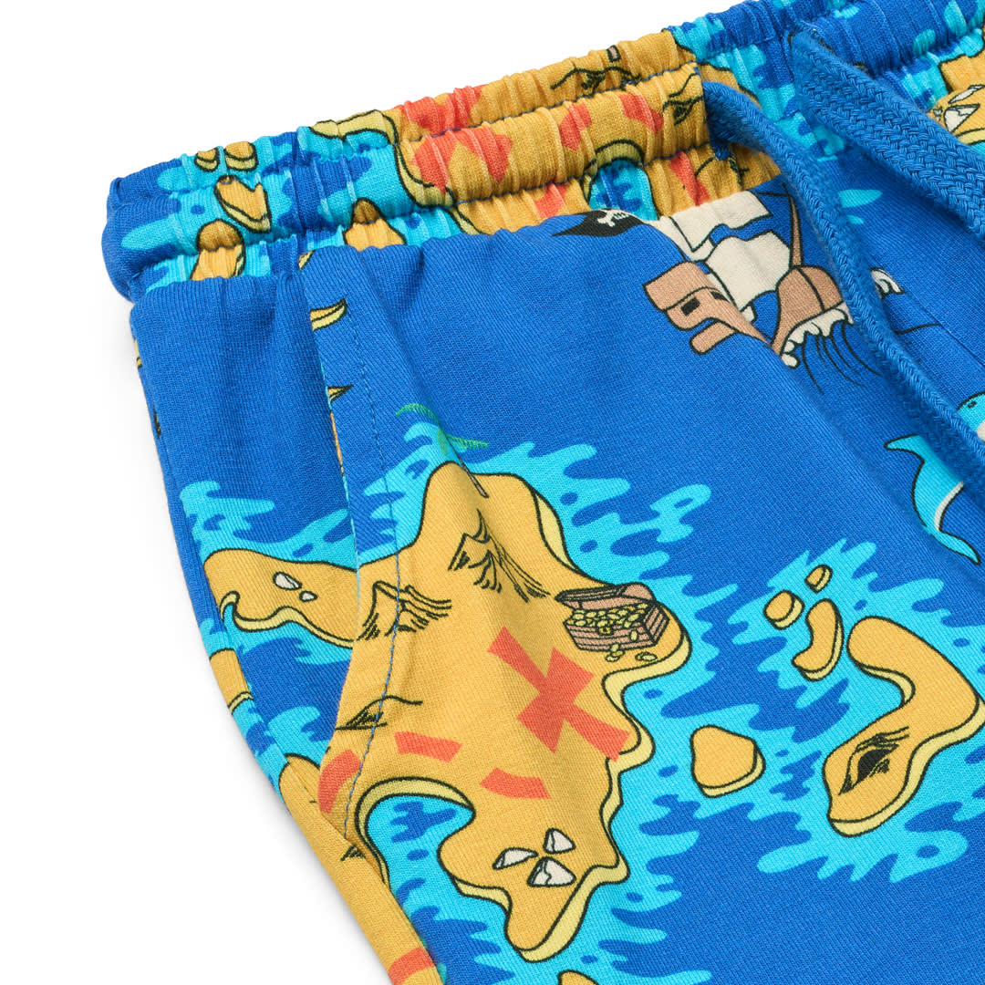 Shorts mit Piratenkarte