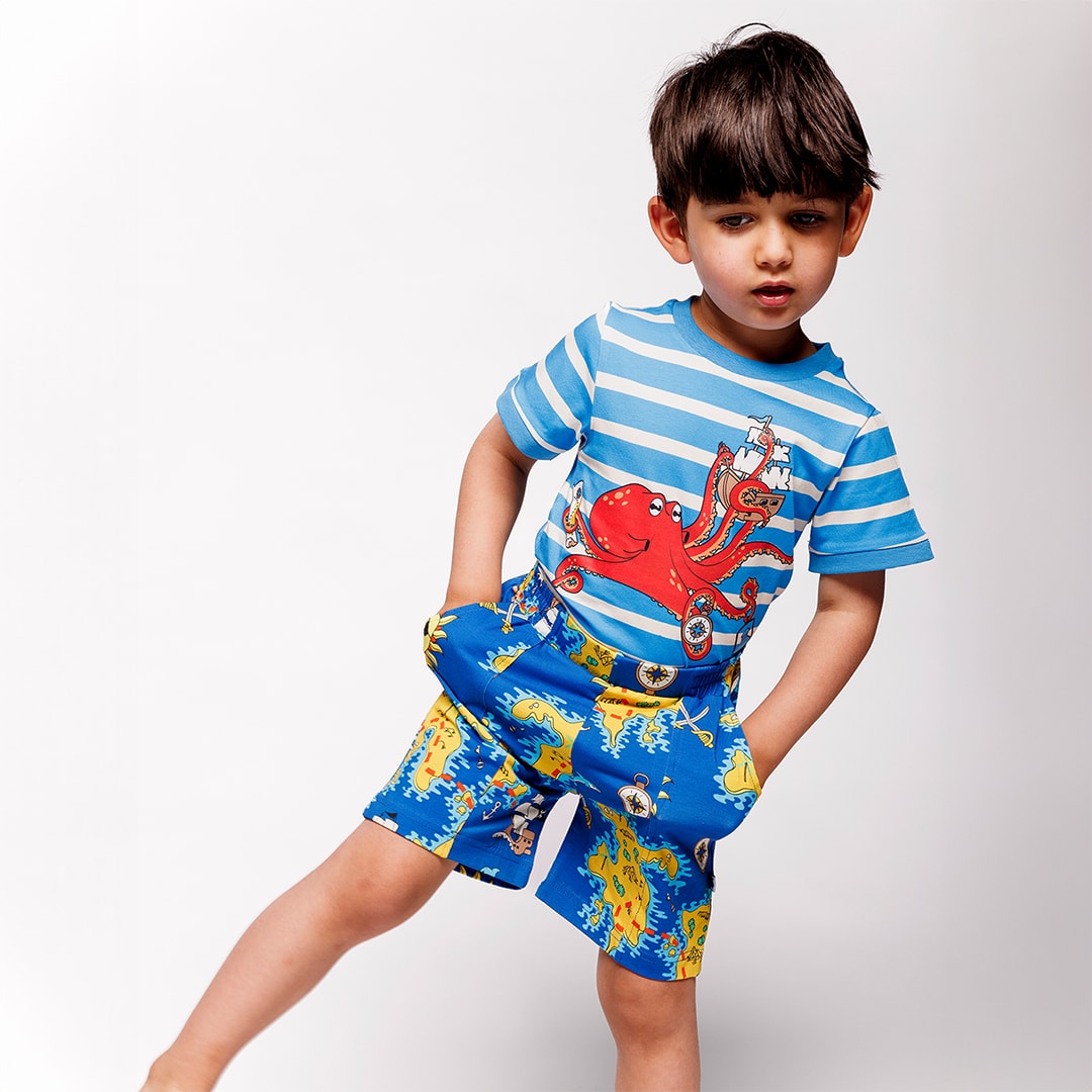 Shorts mit Piratenkarte