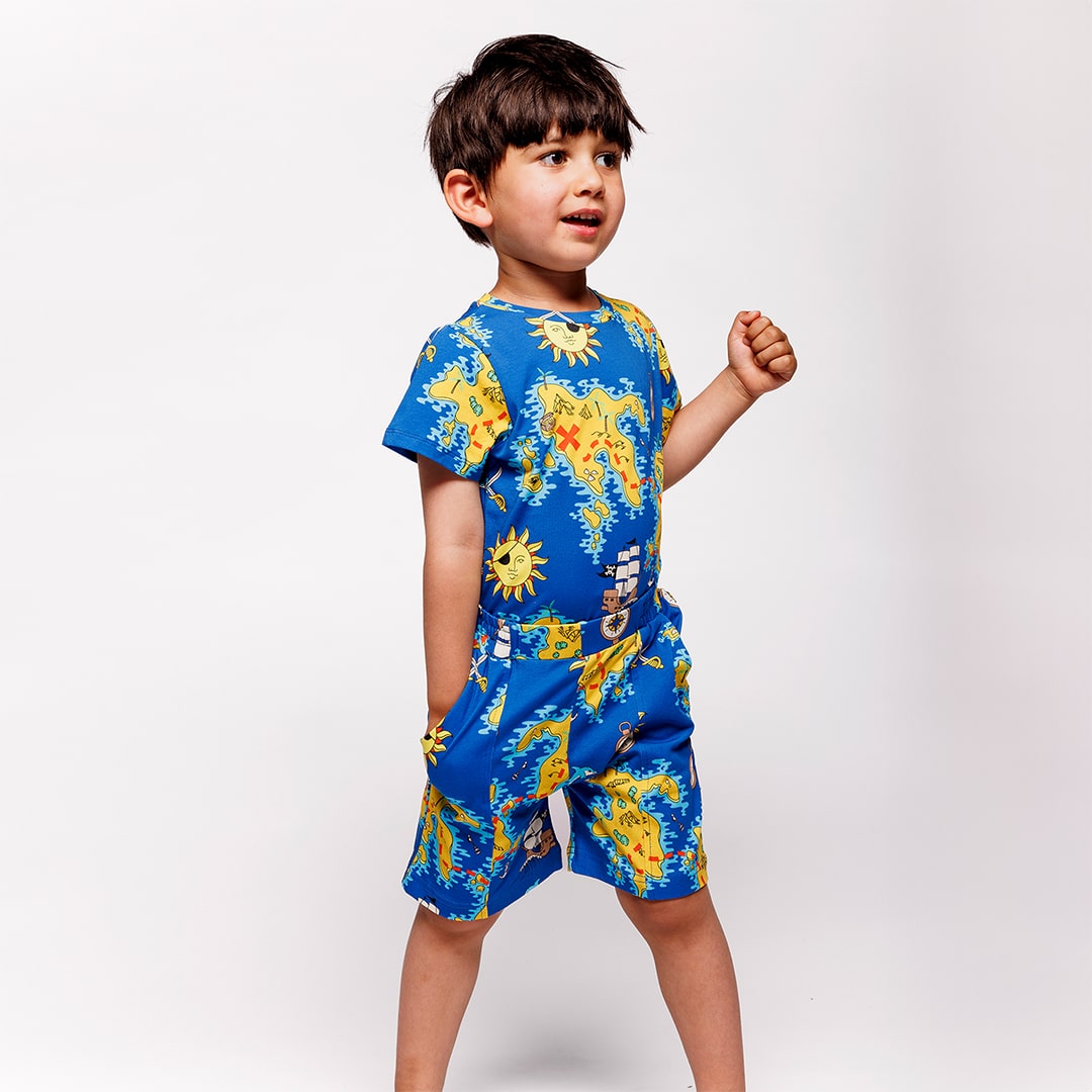 Shorts mit Piratenkarte