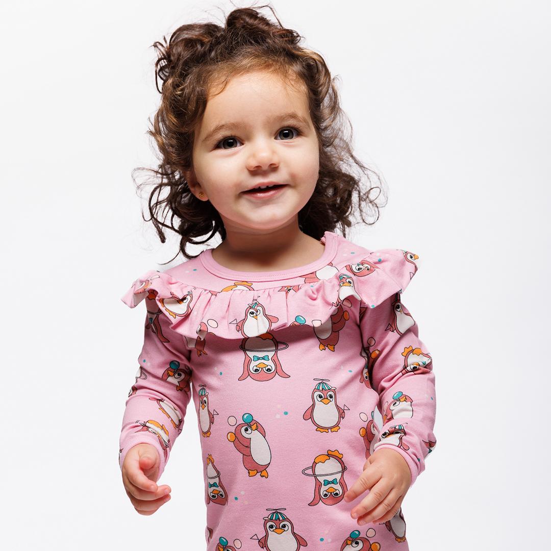 Paula Red Langärmliger Strampler mit Zirkuspinguinen