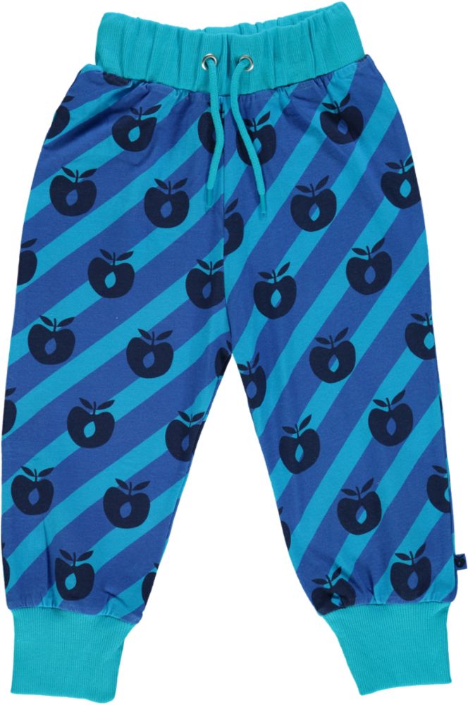 Hose mit Apfel