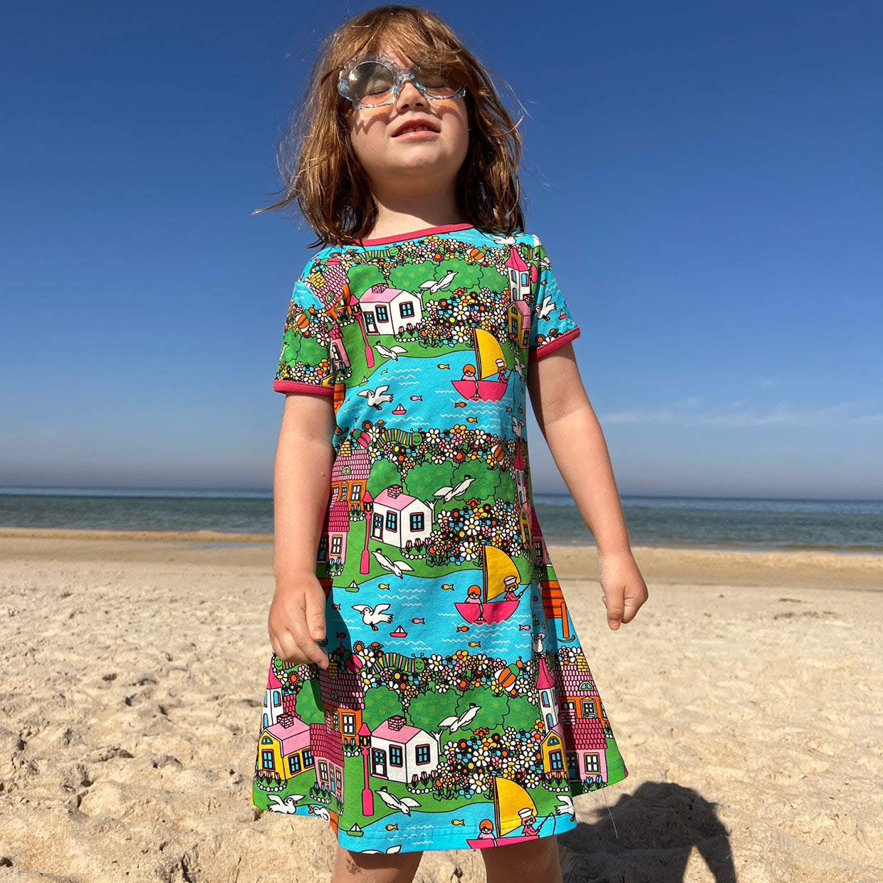 Kurzärmliges Kleid mit Sommerlandschaft