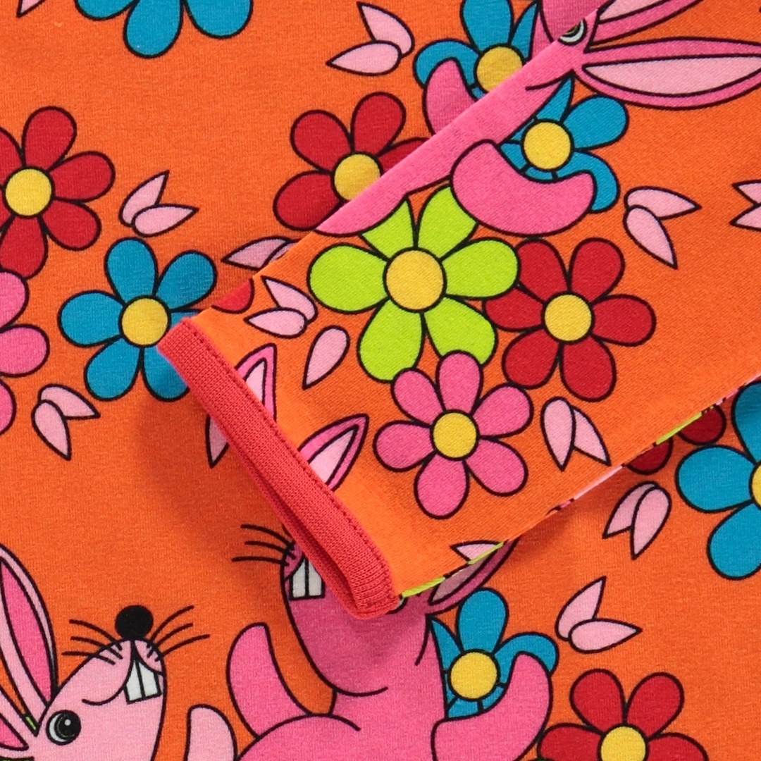 Kleid mit Kaninchen und Blumen