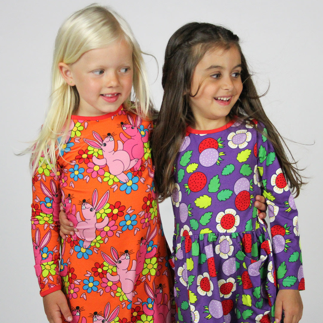 Kleid mit Kaninchen und Blumen