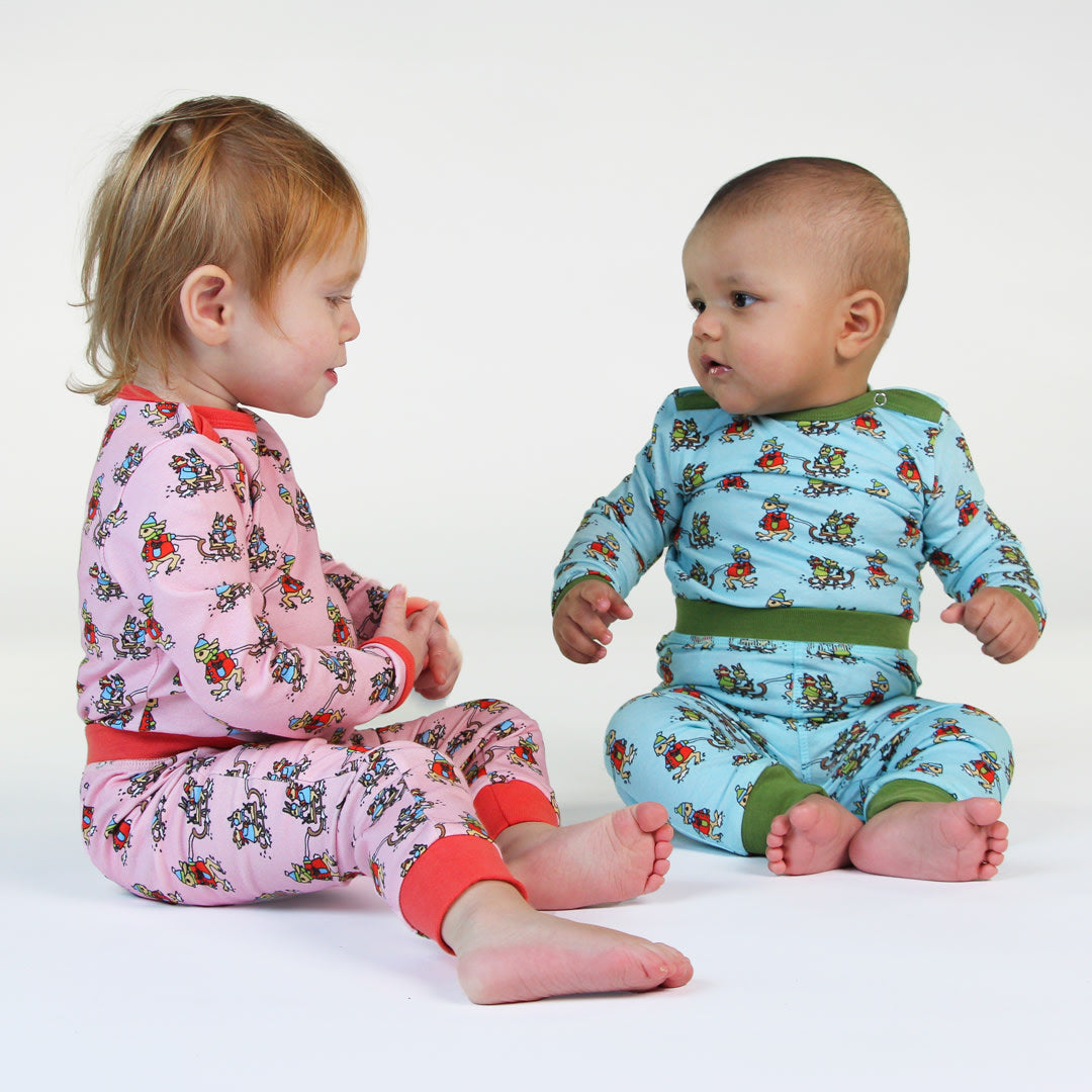 Leggings für Babys mit Kaninchen auf einem Schlitten