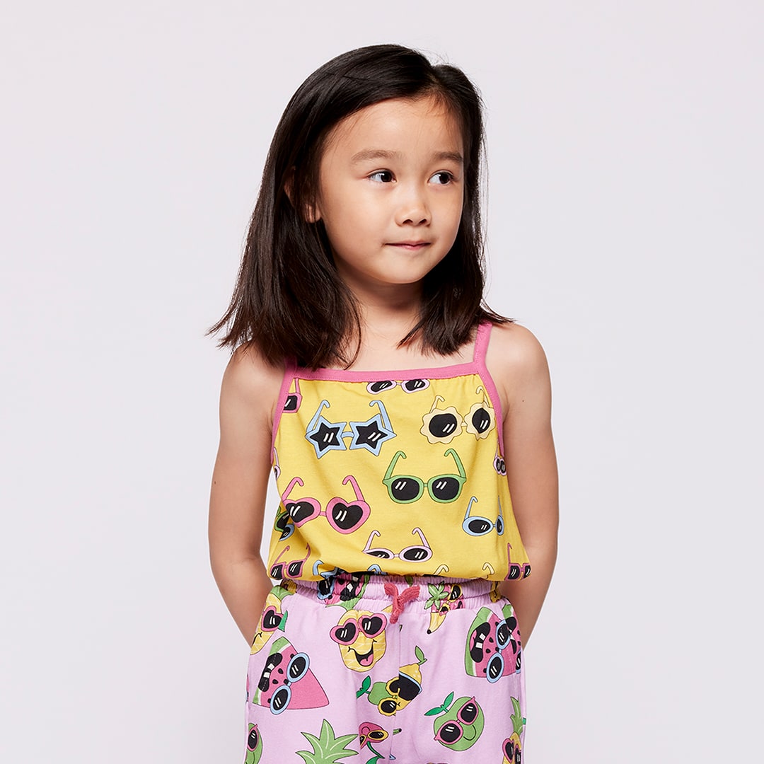 Analisa Top mit Sonnenbrille