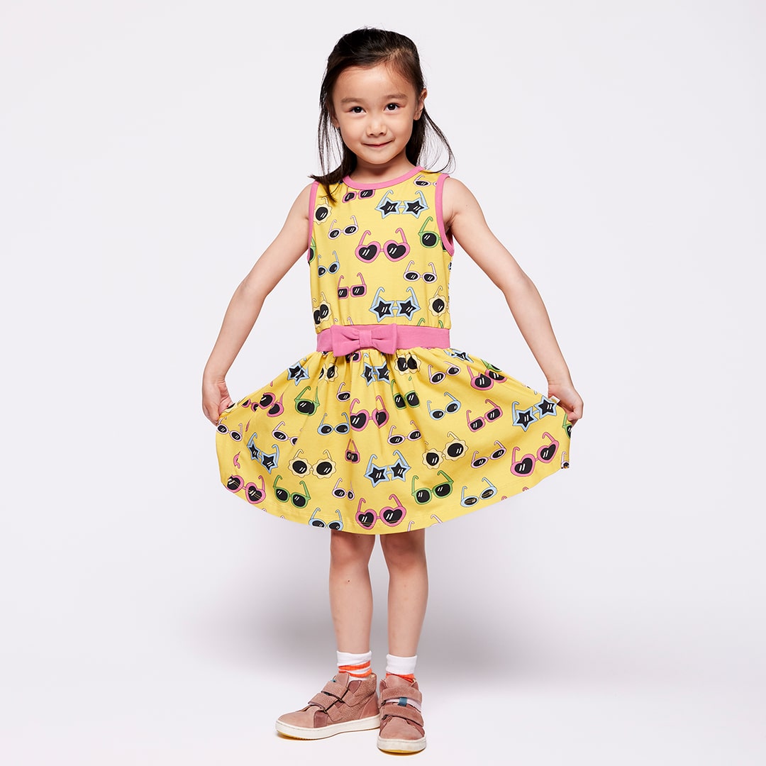 Evelina Ärmellos Kleid mit Sonnenbrille