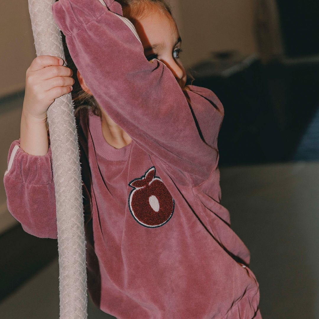 Yapeen Velours-Sweatshirt mit Apfel