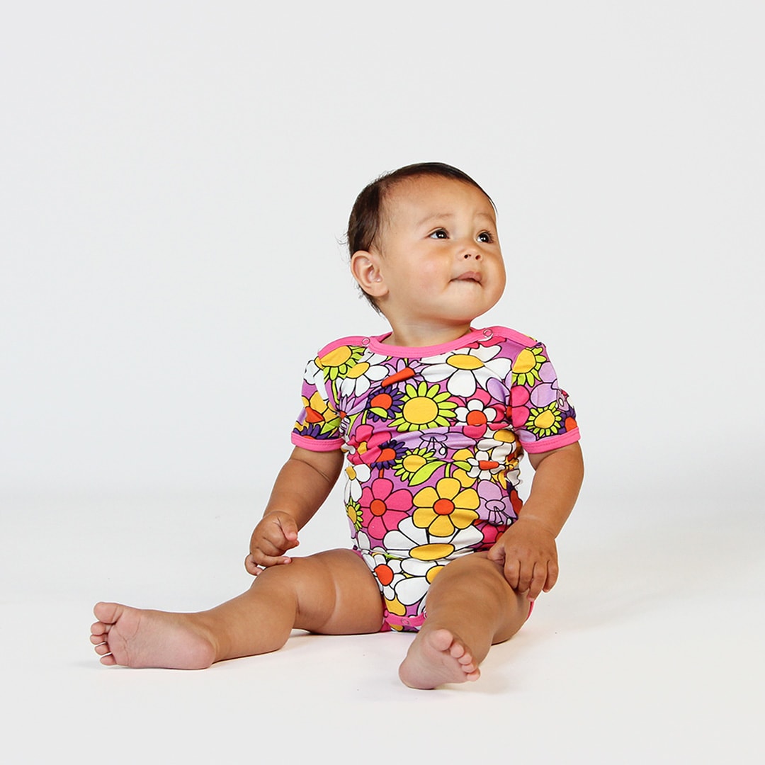 Kurzärmeliger Baby Body mit Blumen